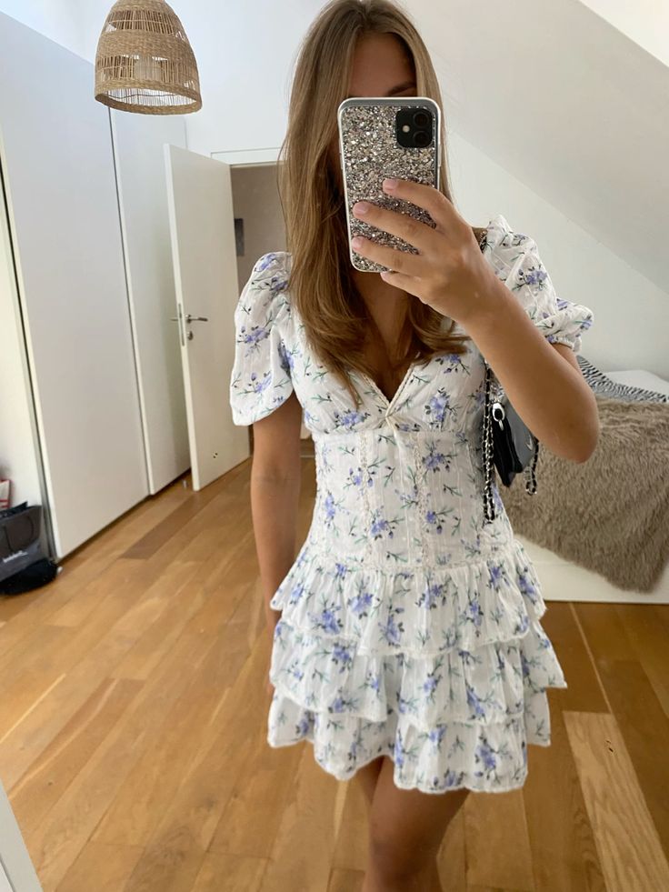 Amy - Blomstret kjole med volanger