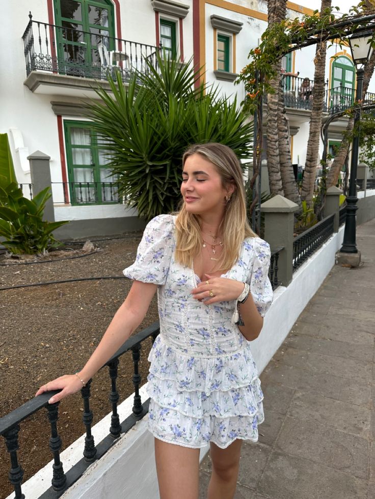 Amy - Blomstret kjole med volanger