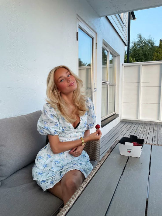 Amy - Blomstret kjole med volanger